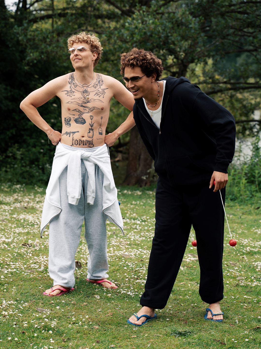 Oscar er 185 cm høj og bruger størrelse XL. | med sort