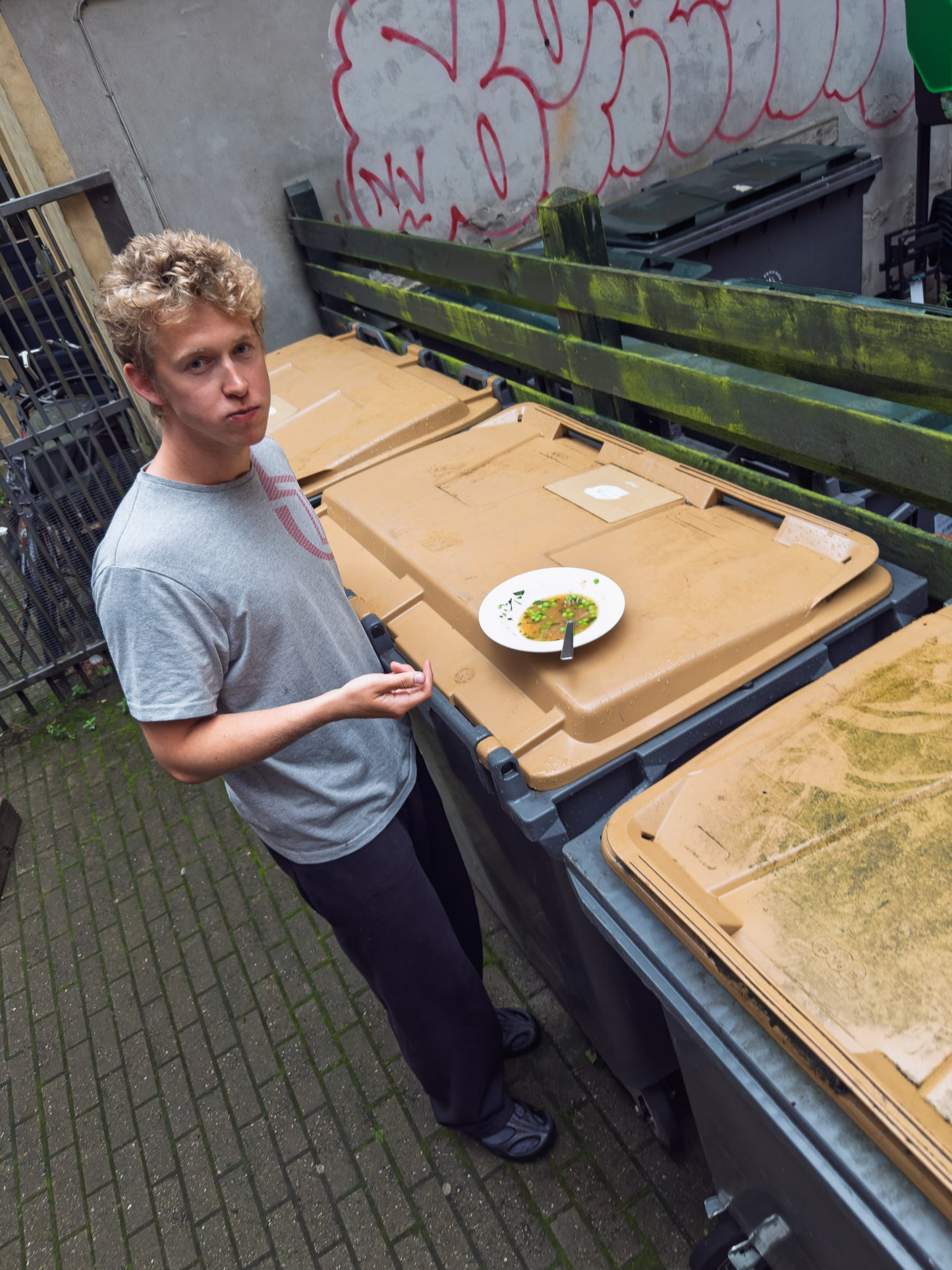 Peter er 188 cm høj og bruger størrelse L. | uden sort