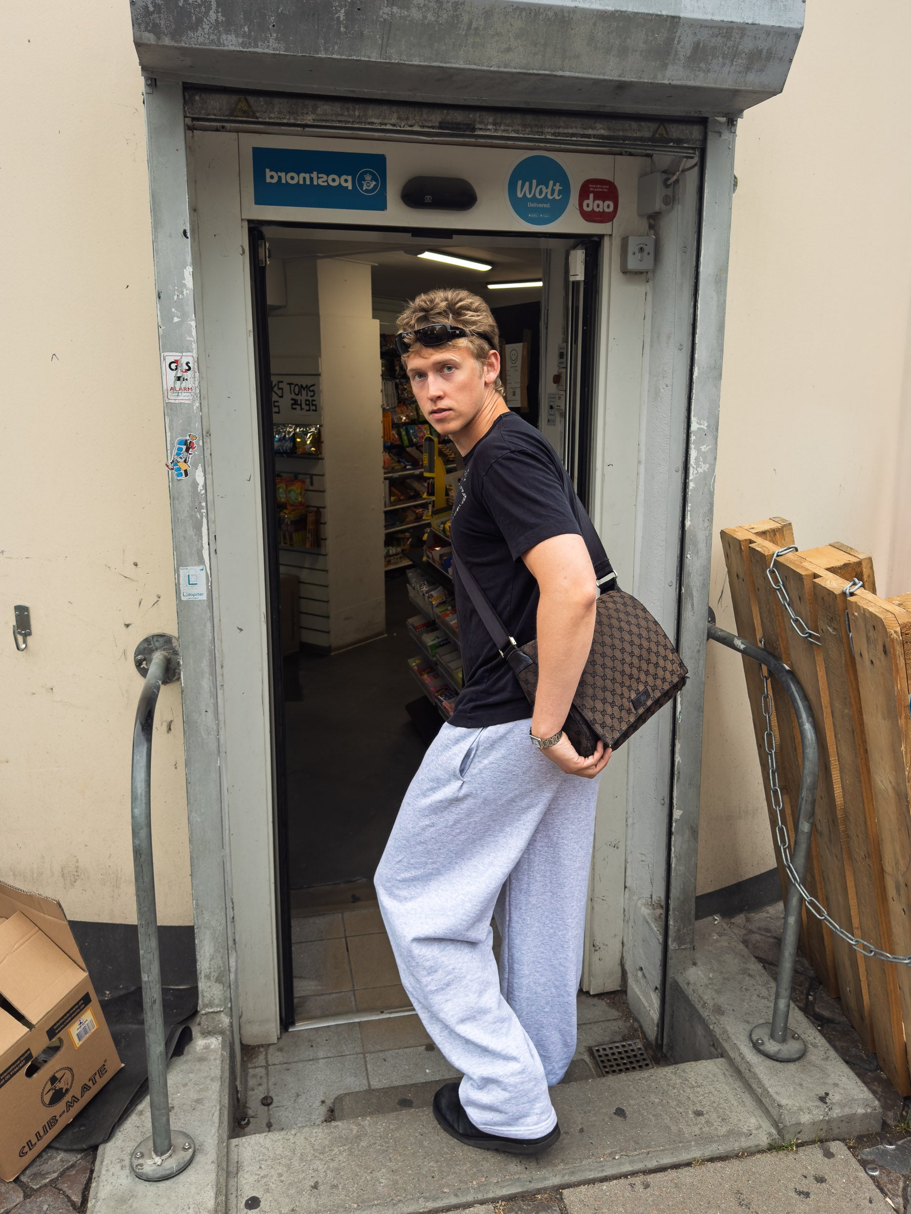 Peter er 188 cm høj og bruger størrelse XL. | uden grå