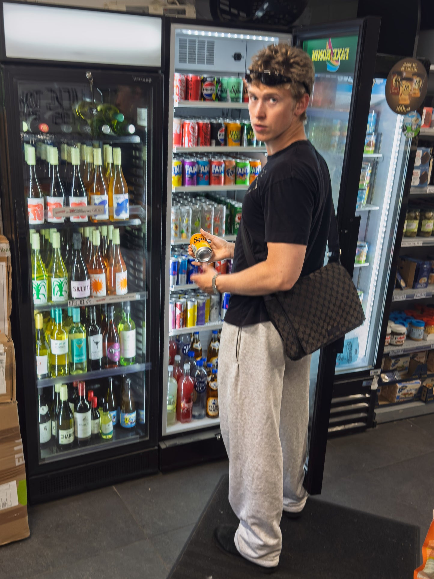 Peter er 188 cm høj og bruger størrelse XL. | uden grå