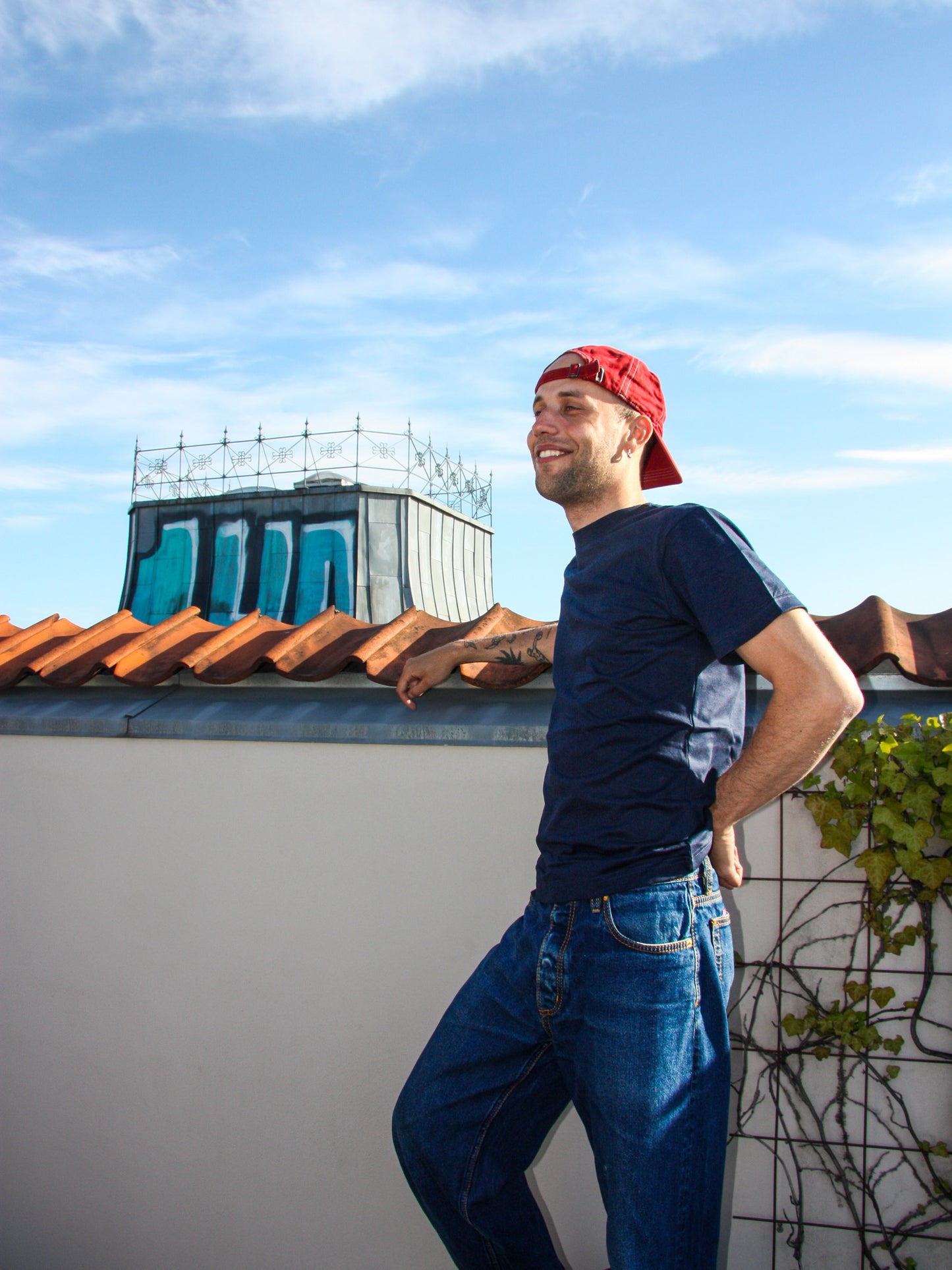 Tor er 184 cm høj og bruger størrelse L. | mørkeblå