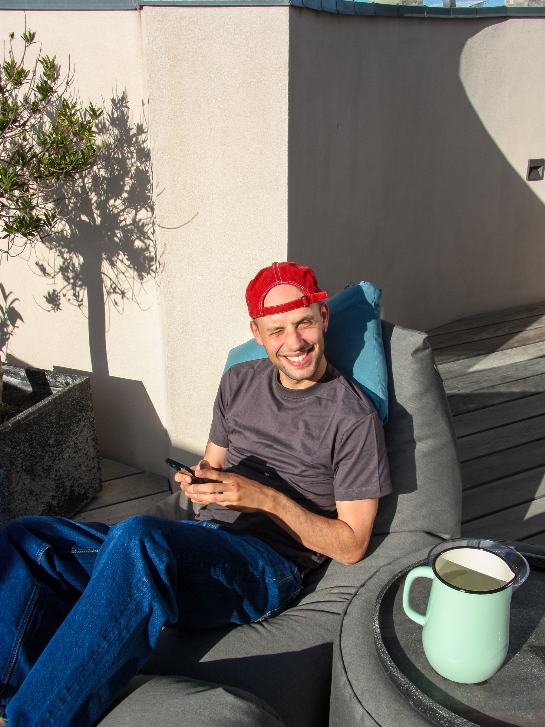 Tor er 184 cm høj og bruger størrelse L. | mørkegrå