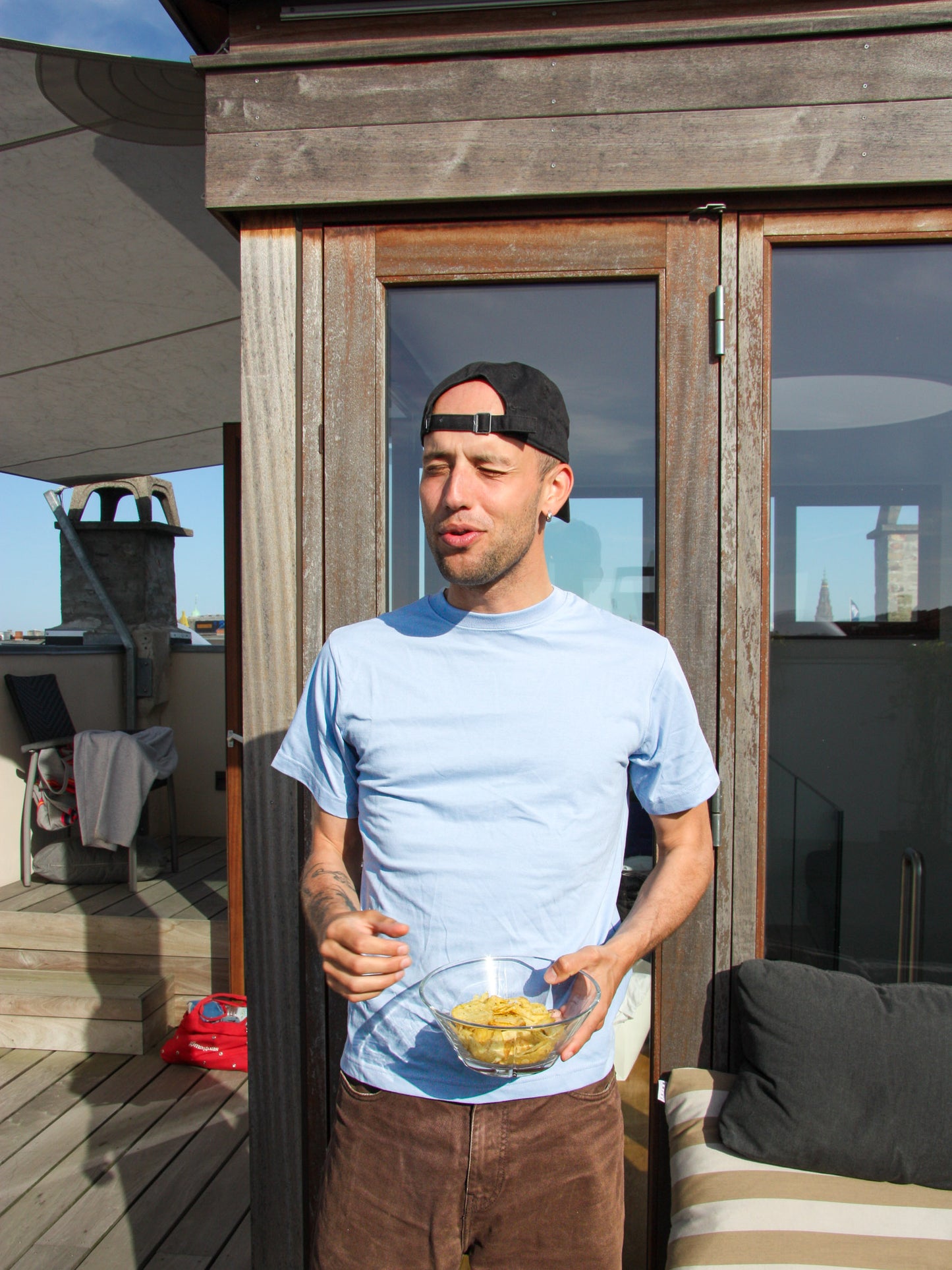 Tor er 184 cm høj og bruger størrelse L. | lyseblå