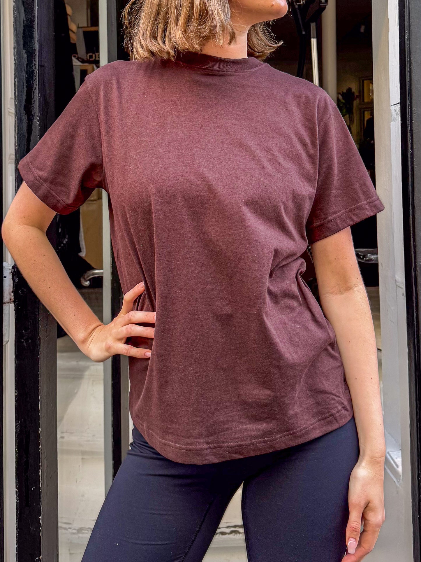 Rose er 175 cm høj og bruger størrelse M. | mørkebrun