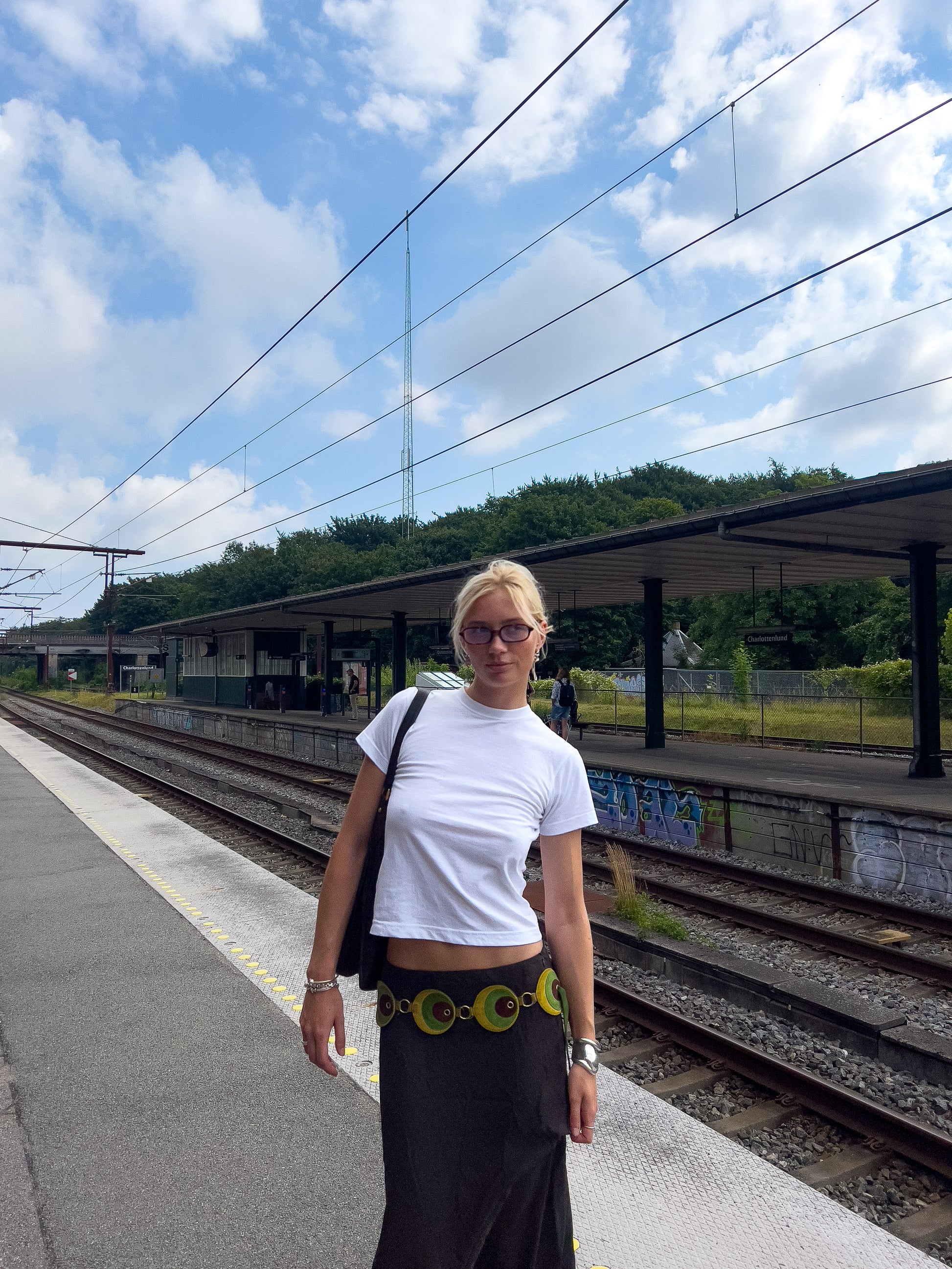 Sofia er 183 cm høj og bruger størrelse XS. | hvid