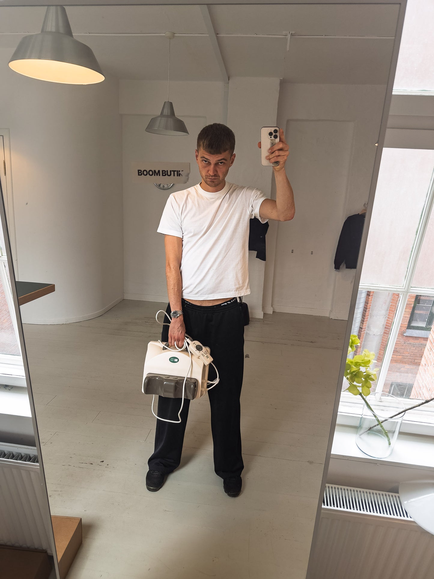 Viggo er 195 cm høj og bruger størrelse L. | hvid