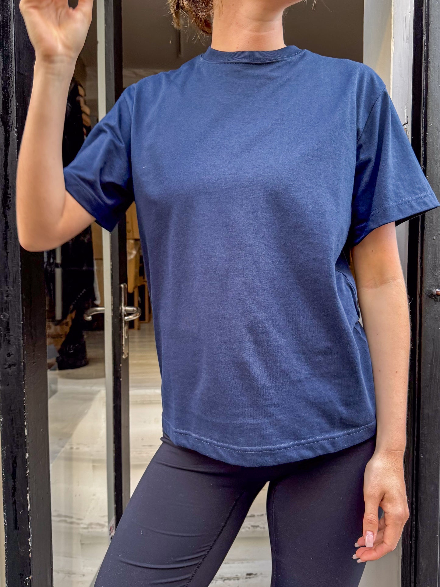 Rose er 175 cm høj og bruger størrelse M. | mørkeblå