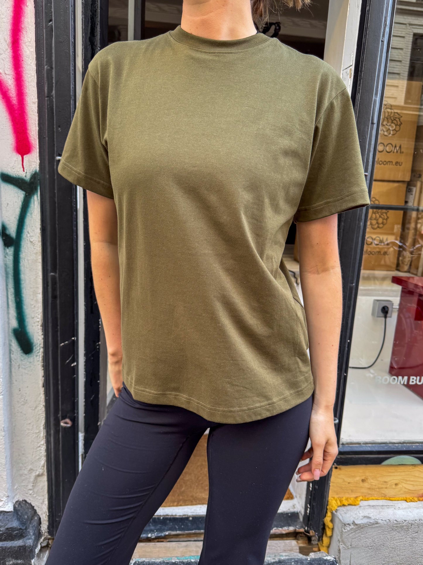 Rose er 175 cm høj og bruger størrelse M. | olivengrøn