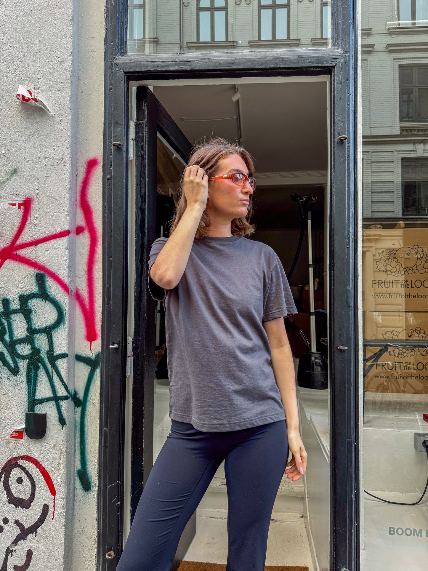 Rose er 175 cm høj og bruger størrelse M. | mørkegrå