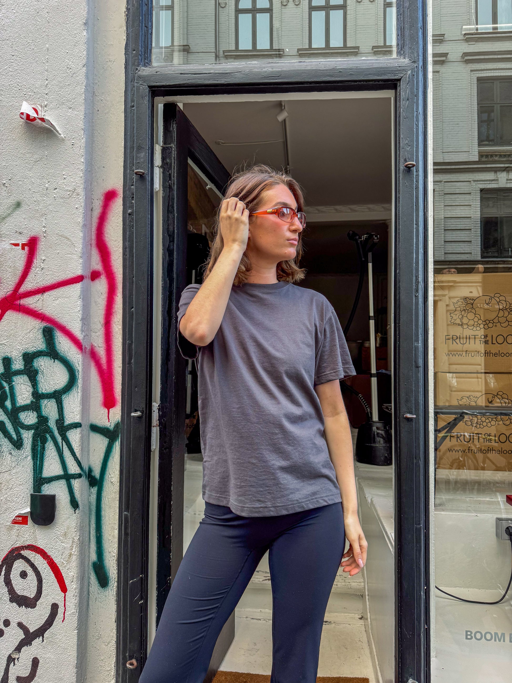 Rose er 175 cm høj og bruger størrelse M. | mørkegrå