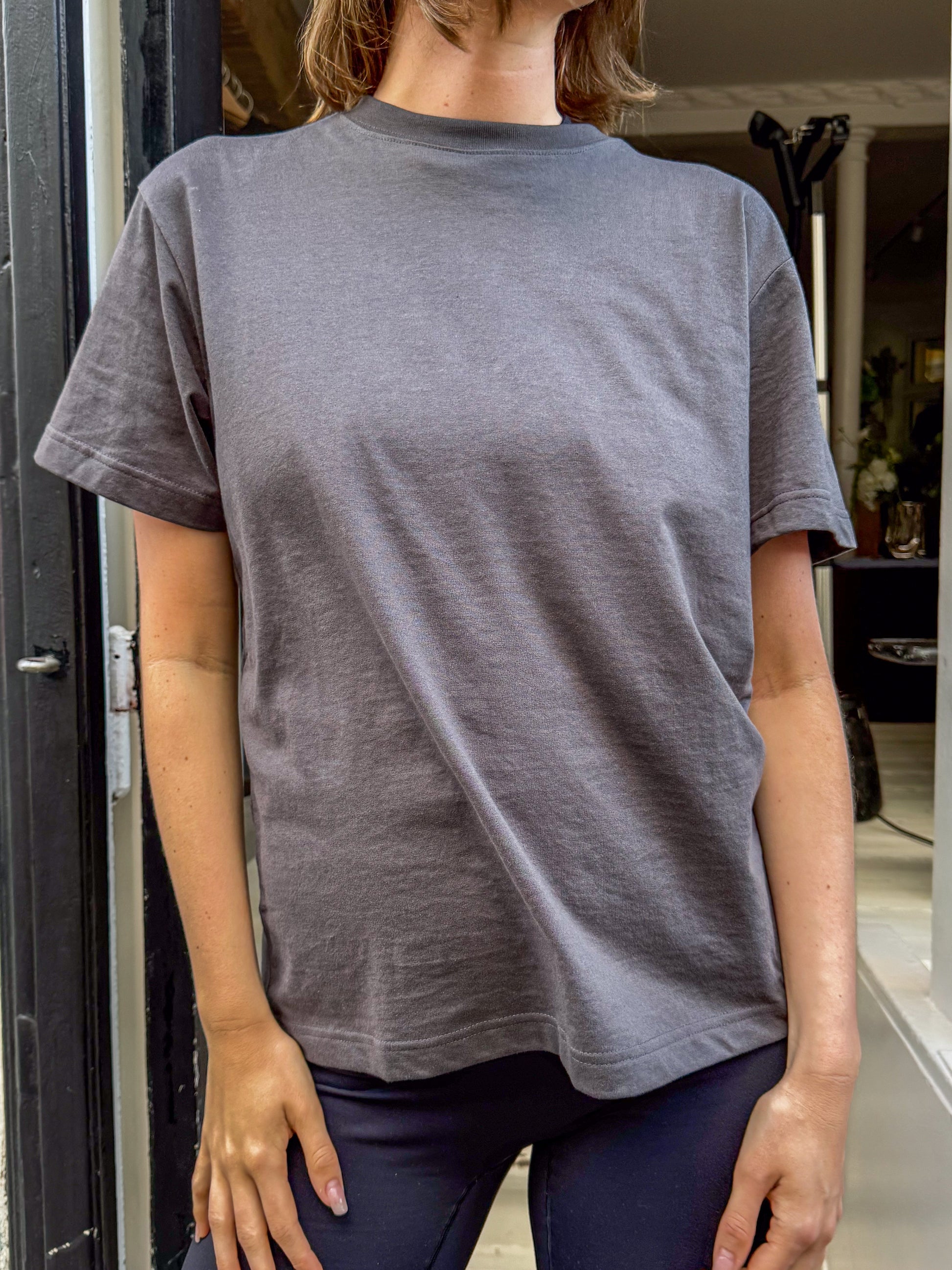 Rose er 175 cm høj og bruger størrelse M. | mørkegrå