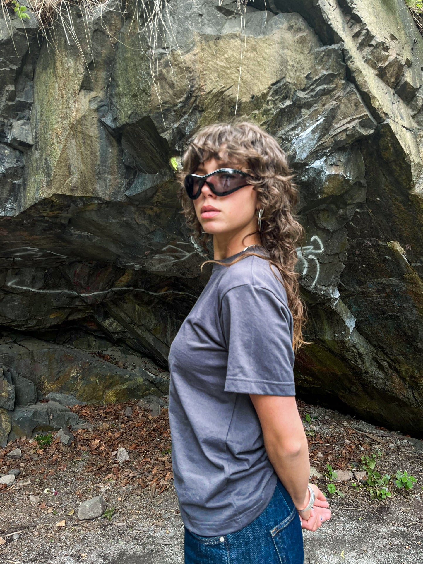 Alina er 175 cm høj og bruger størrelse S. | mørkegrå