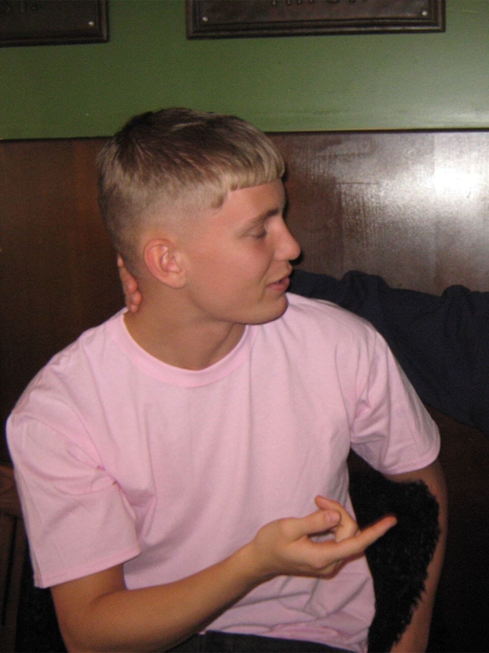 Sigurd er 183 cm høj og bruger størrelse L. | lyserød