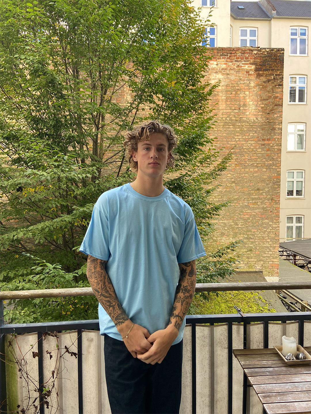 Frederik er 189 cm høj og bruger størrelse XL. | lyseblå