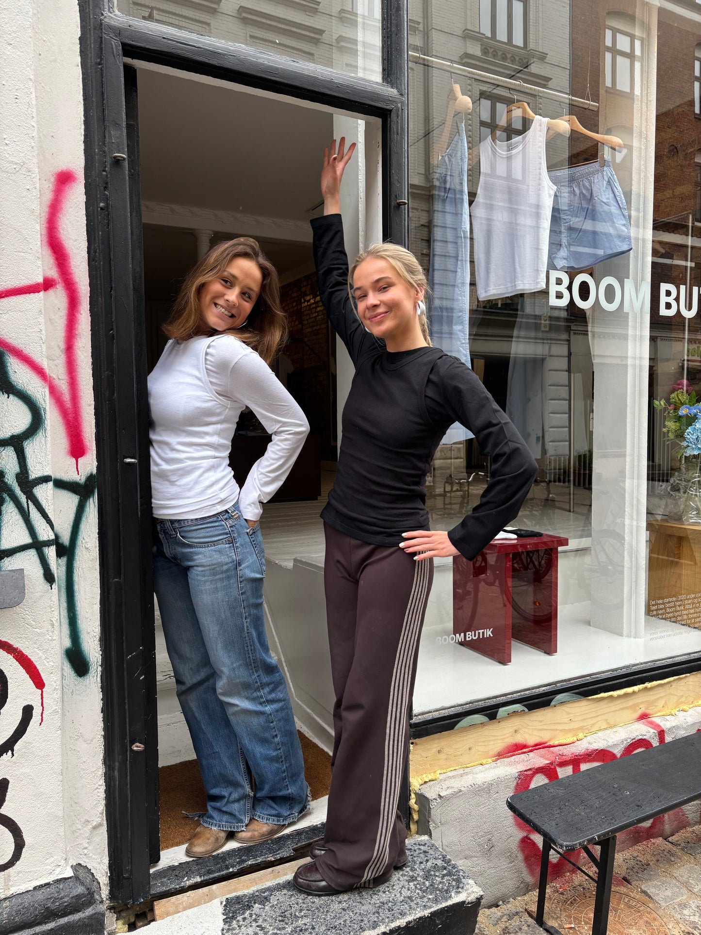 Safina (t.h.) er 165 cm høj og bruger størrelse XS. | sort