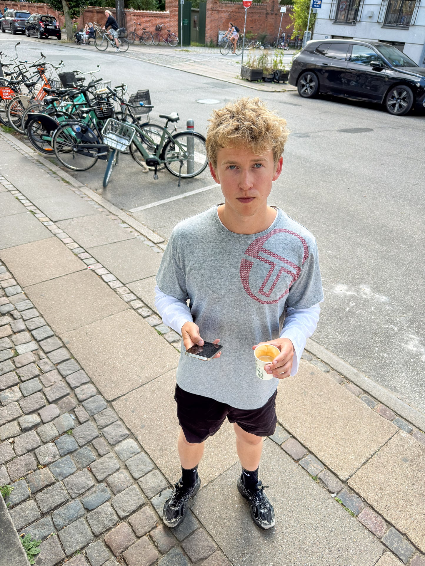 Peter er 188 cm høj og bruger størrelse L. | hvid