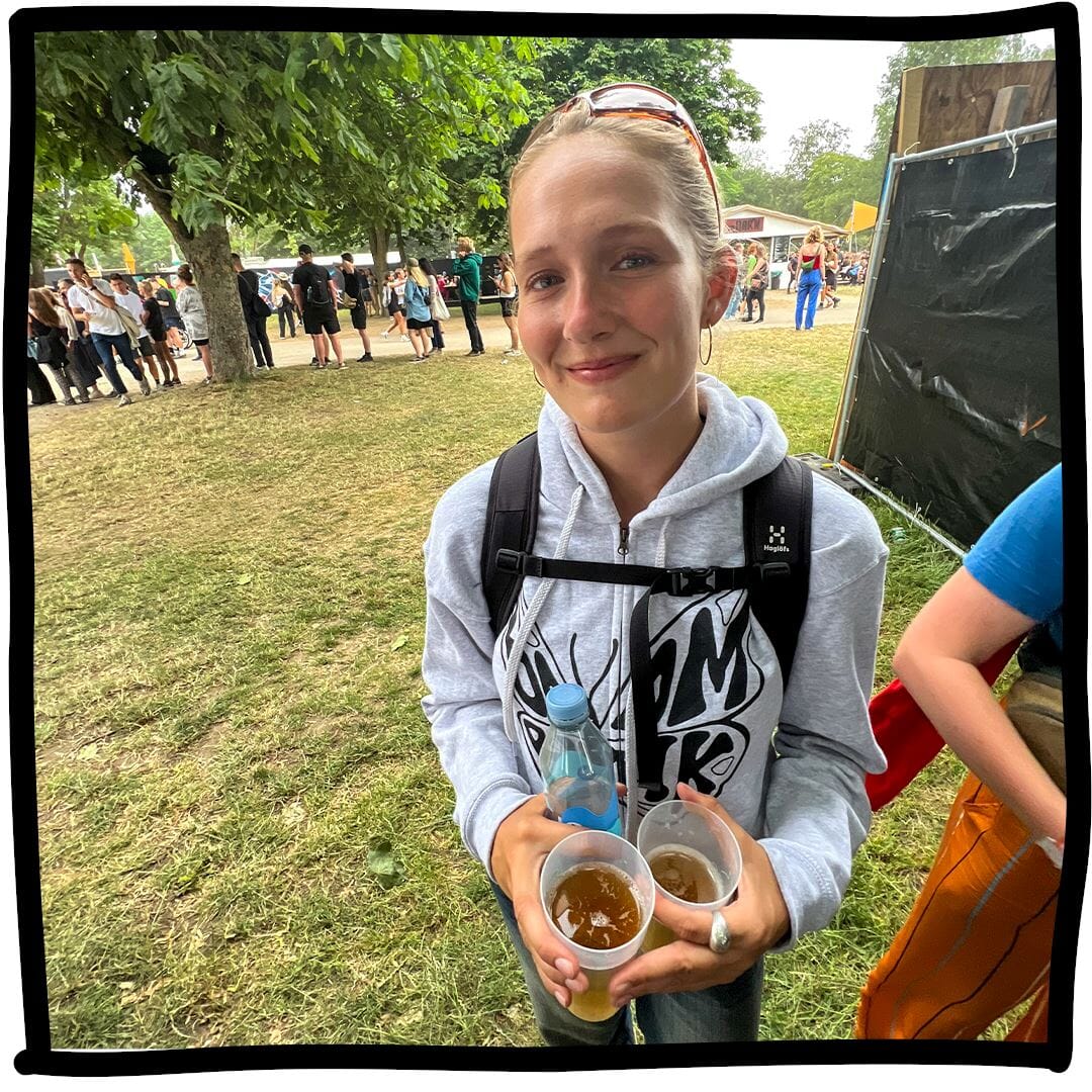 Mathilde er 175 cm høj og bruger størrelse M. | grå
