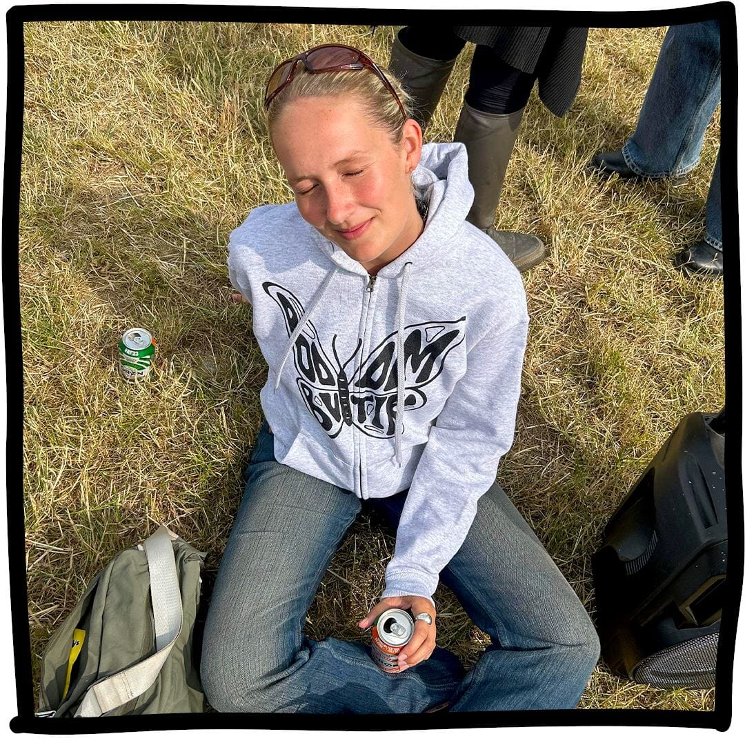 Mathilde er 175 cm høj og bruger størrelse M. | grå
