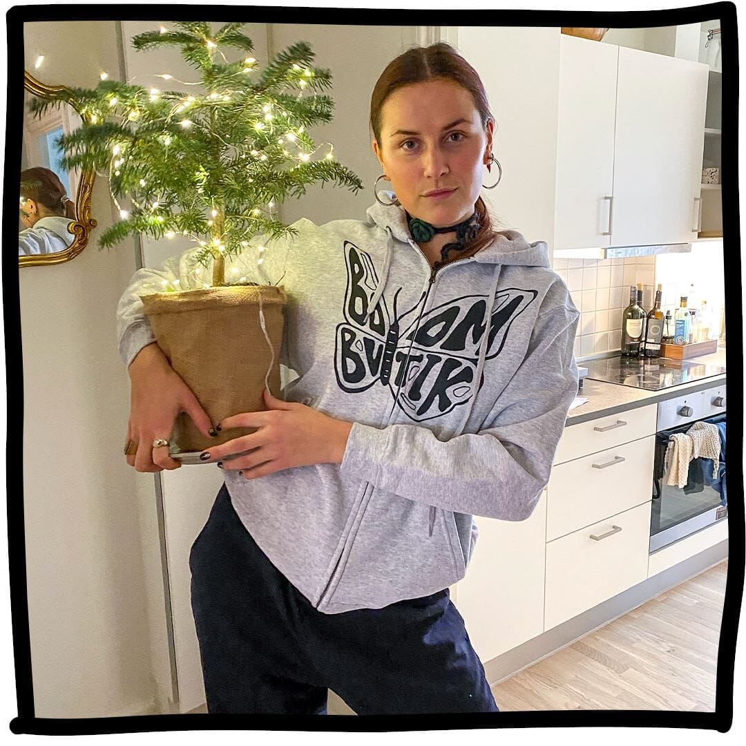 Victoria er 186 cm høj og bruger størrelse M. | grå