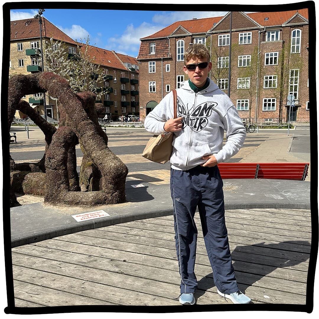 Peter er 188 cm høj og bruger størrelse L. | grå