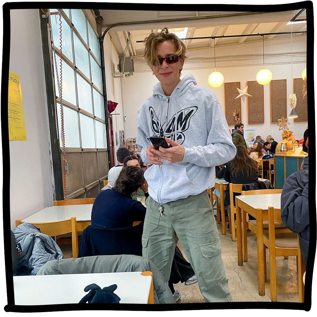 Lasse er 189 cm høj og bruger størrelse M. | grå