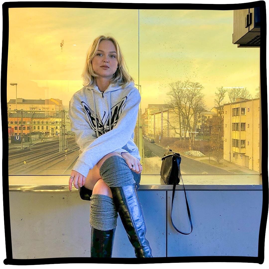 Emmy er 167 cm høj og bruger størrelse S. | grå