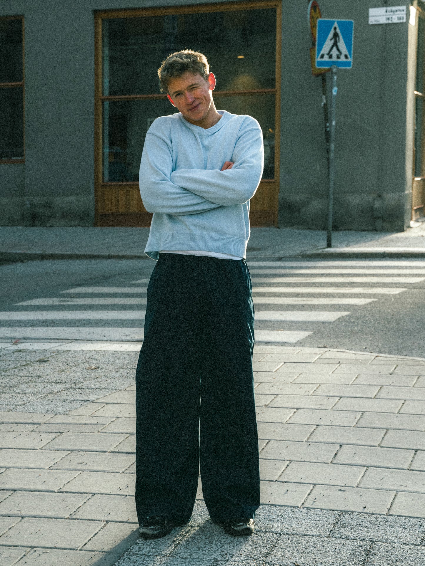 Peter er 188 cm høj og bruger størrelse L. | mørkeblå