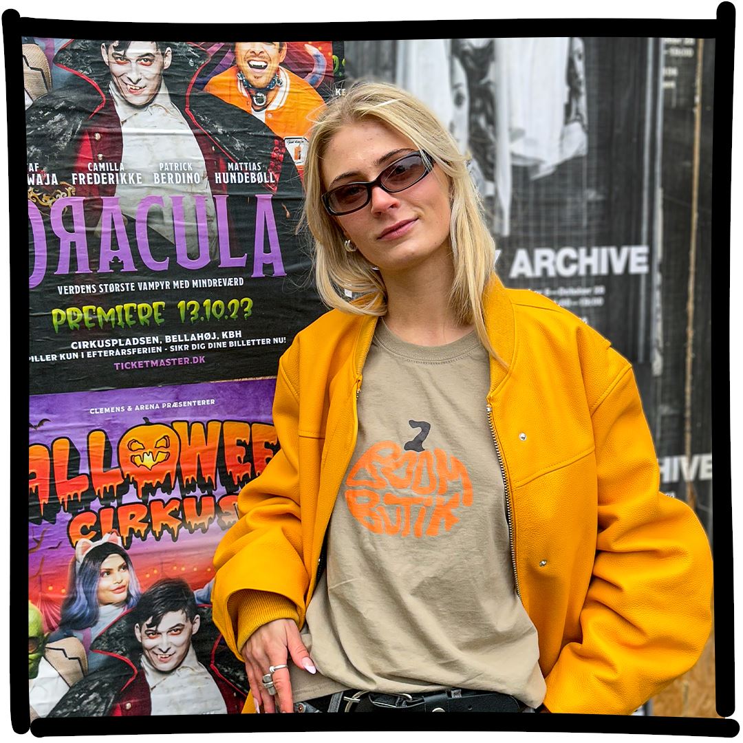 Zophie er 171 cm høj og bruger størrelse M. | kortærmet t-shirt