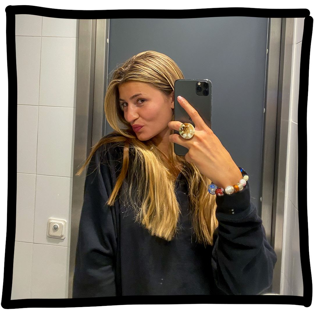 Lovisa er 175 cm høj og bruger størrelse M. | sort
