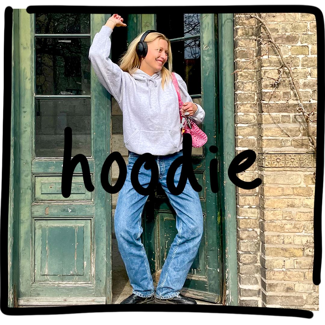 Model iført grå hoodie med titlen "hoodie"