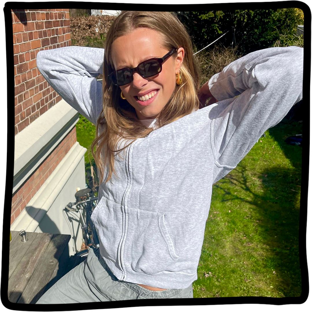 Dagmar er 173 cm høj og bruger størrelse M. | grå