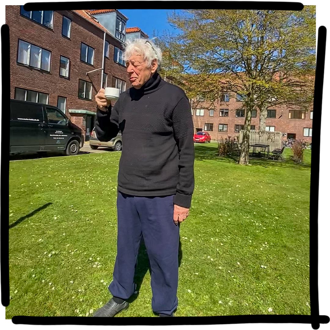 Poul er 170 cm høj og bruger størrelse L. | med mørkeblå