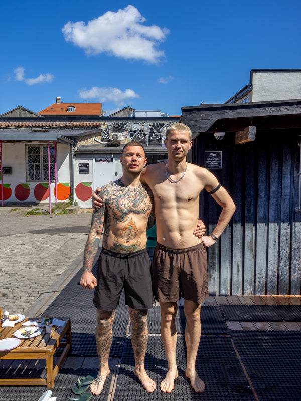 Jonas er 182 cm høj og bruger størrelse L. | sort