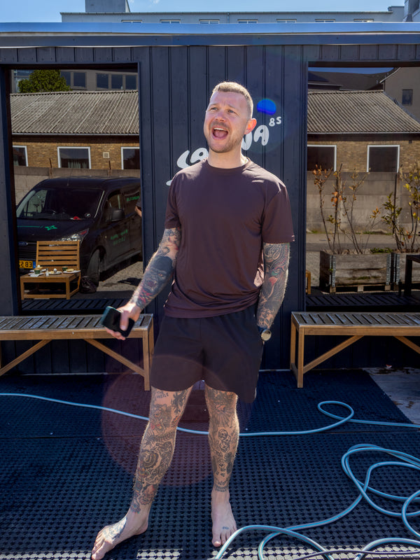 Jonas er 182 cm høj og bruger størrelse L. | sort