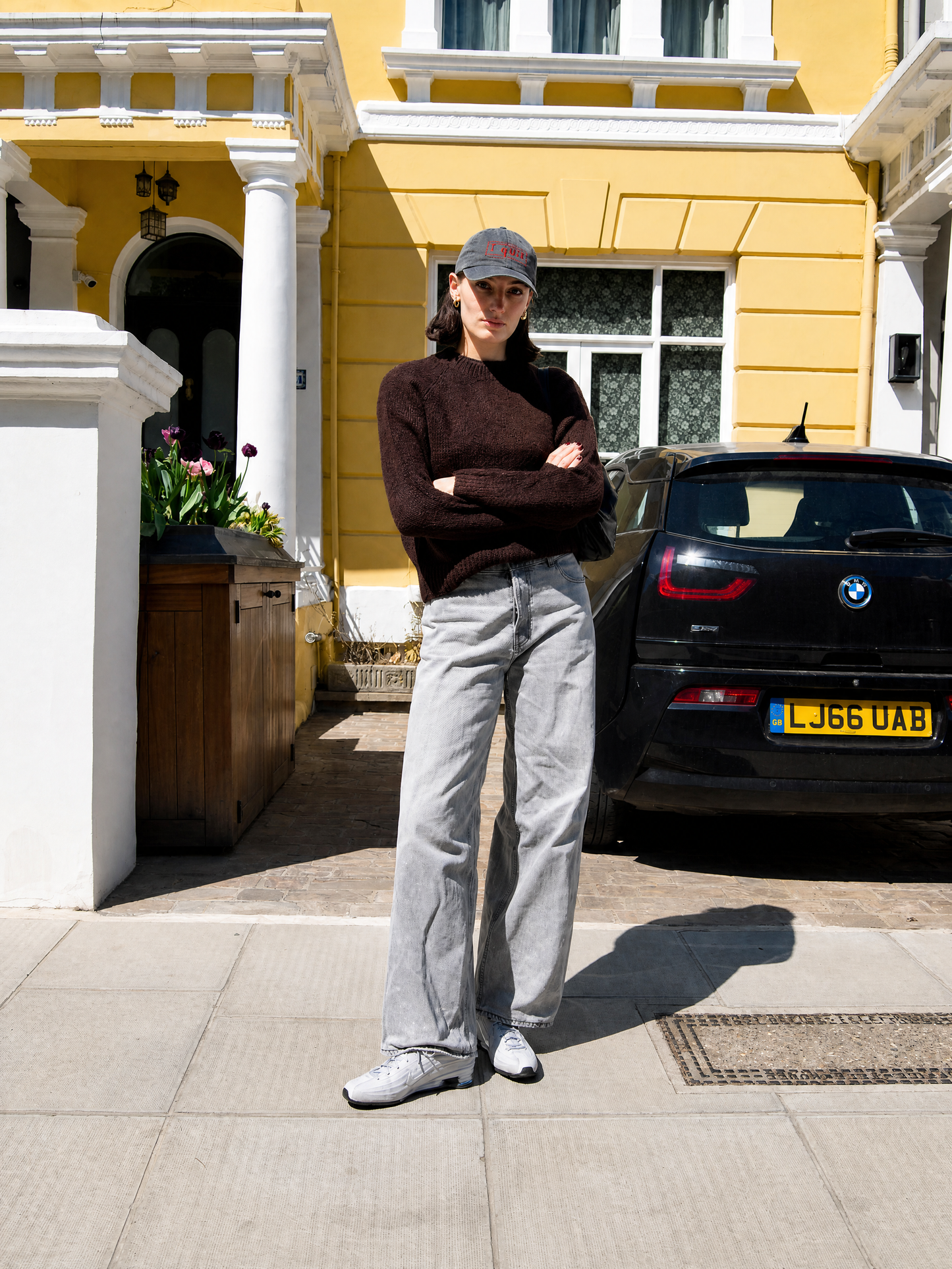 Emma er 180 cm høj og bruger størrelse S. | mørkebrun