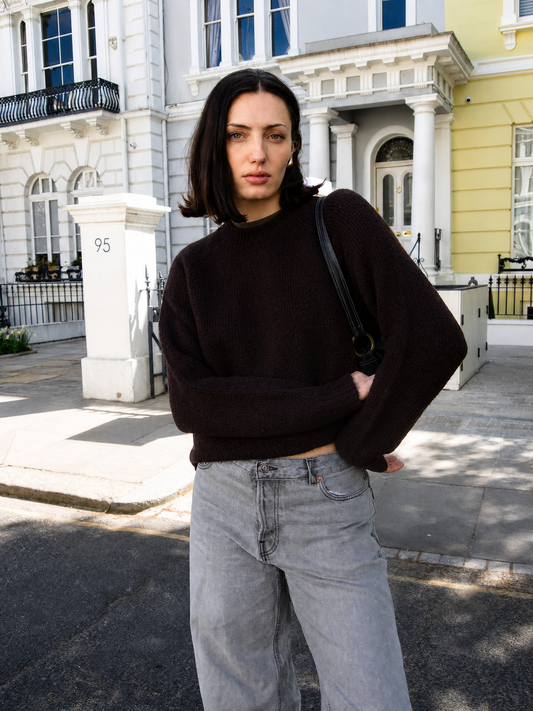 Emma er 180 cm høj og bruger størrelse S. 
