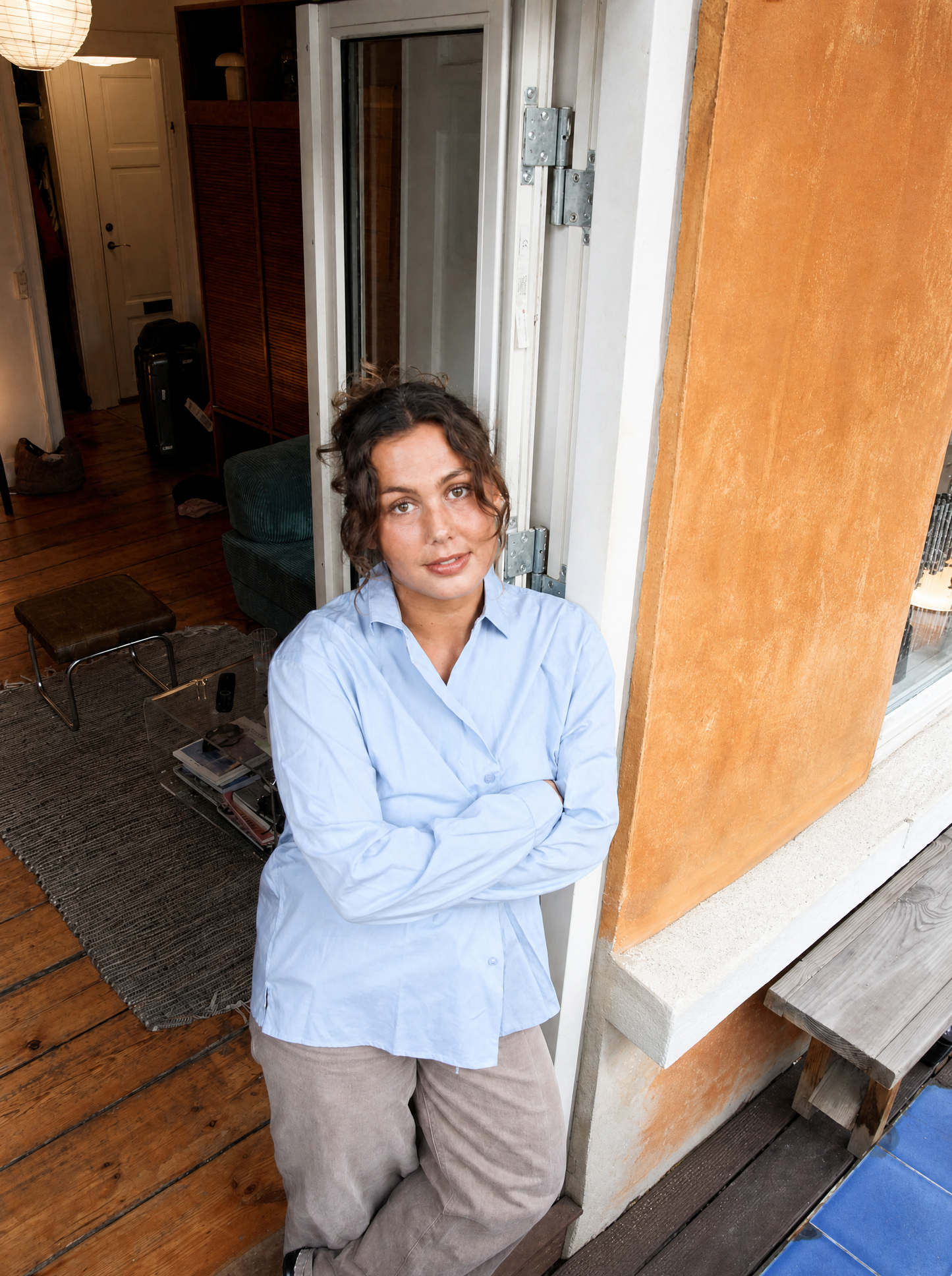 Anna er 160 cm høj og bruger størrelse M. | lyseblå