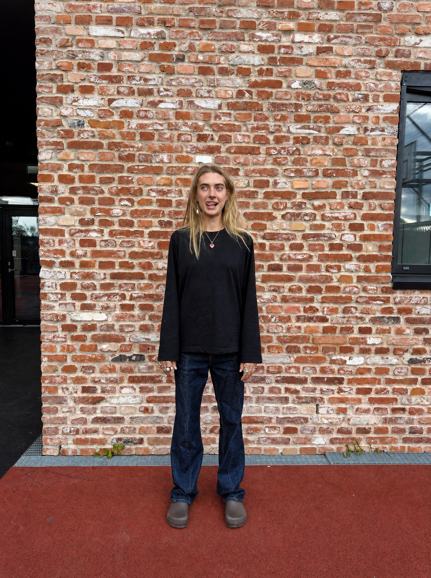 Alma er 174 cm høj og bruger størrelse M. | sort