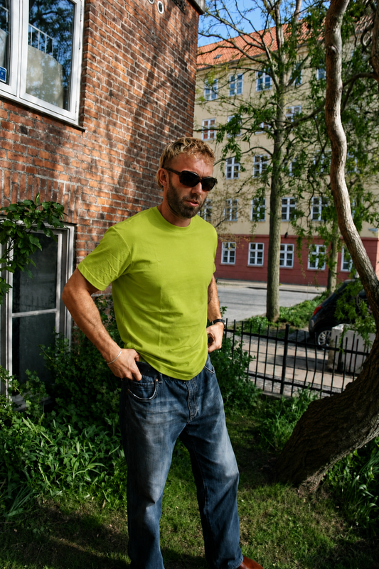 Jon er 188 cm høj og bruger størrelse L. 