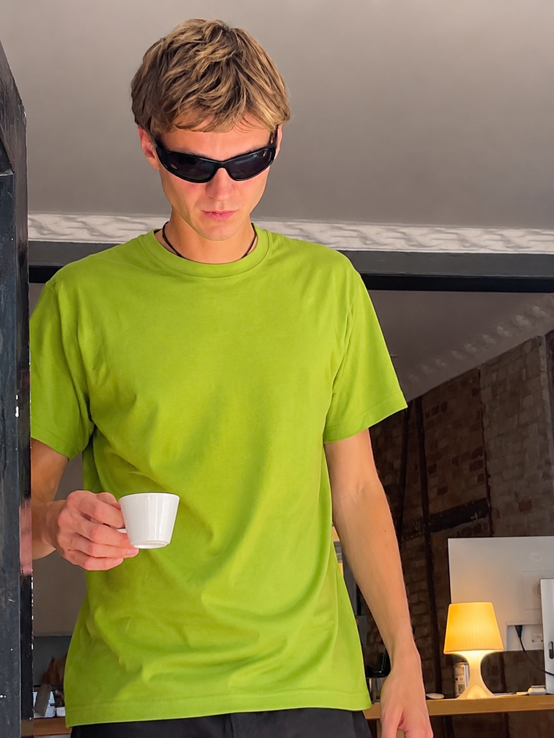 Viggo er 195 cm høj og bruger størrelse XL. | limegrøn