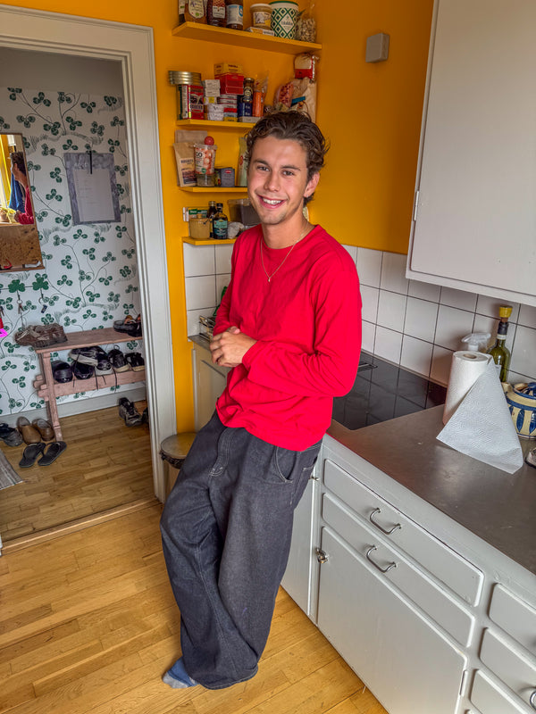 Vitus er 187 cm høj og bruger størrelse L. | rød