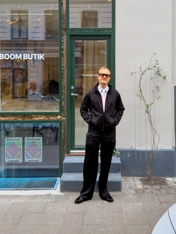 Adam er 185 cm høj og bruger størrelse L.