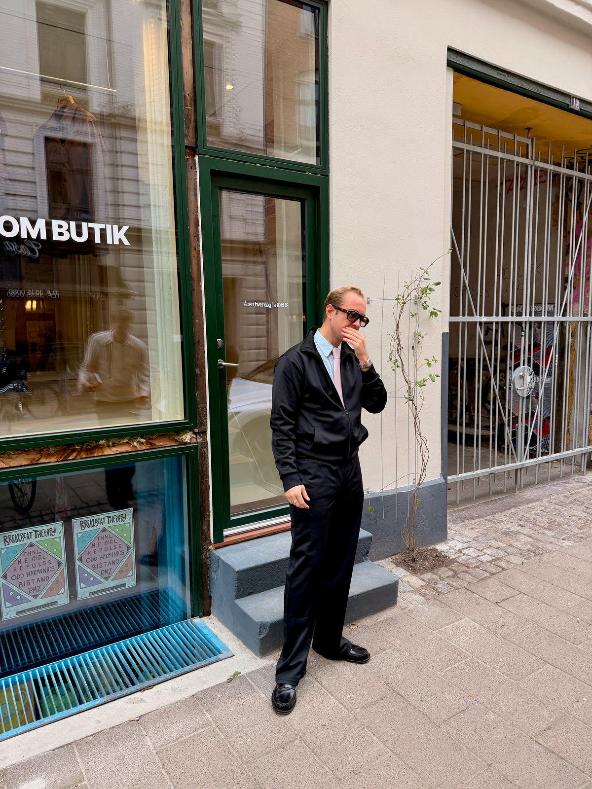 Adam er 185 cm høj og bruger størrelse L. | sort