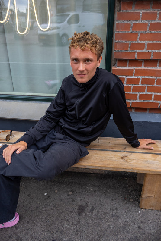 Karl er 196 cm høj og bruger størrelse XL. 