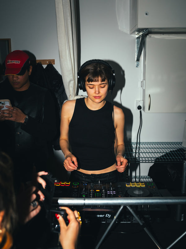 Karin er 168 cm høj og bruger størrelse S. | sort