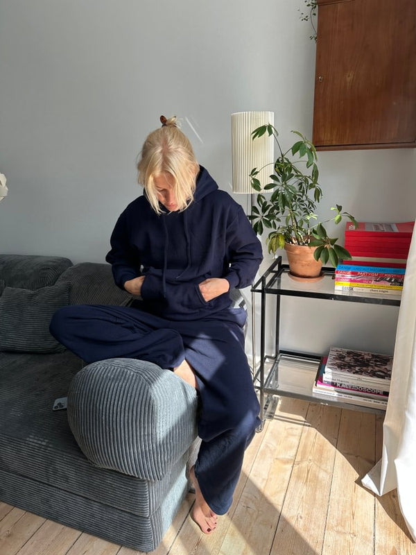 Sofie er 172 cm høj og bruger størrelse M. | uden mørkeblå