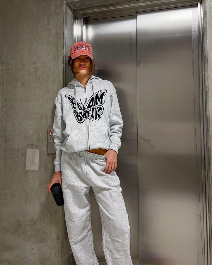 Sofi er 181 cm høj og bruger størrelse L. | grå uden