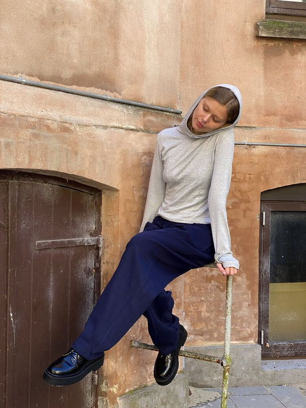 Clara er 179 cm høj og bruger størrelse M. | uden mørkeblå