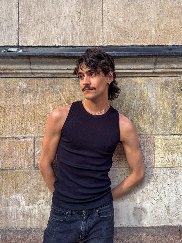 Samuel er 185 cm høj og bruger størrelse M. | sort