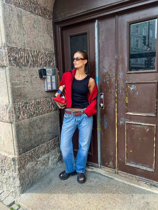 Marie er 178 cm høj og bruger størrelse M. | sort